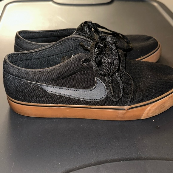 Nike youth shoes size 7 - Picture 3 of 6